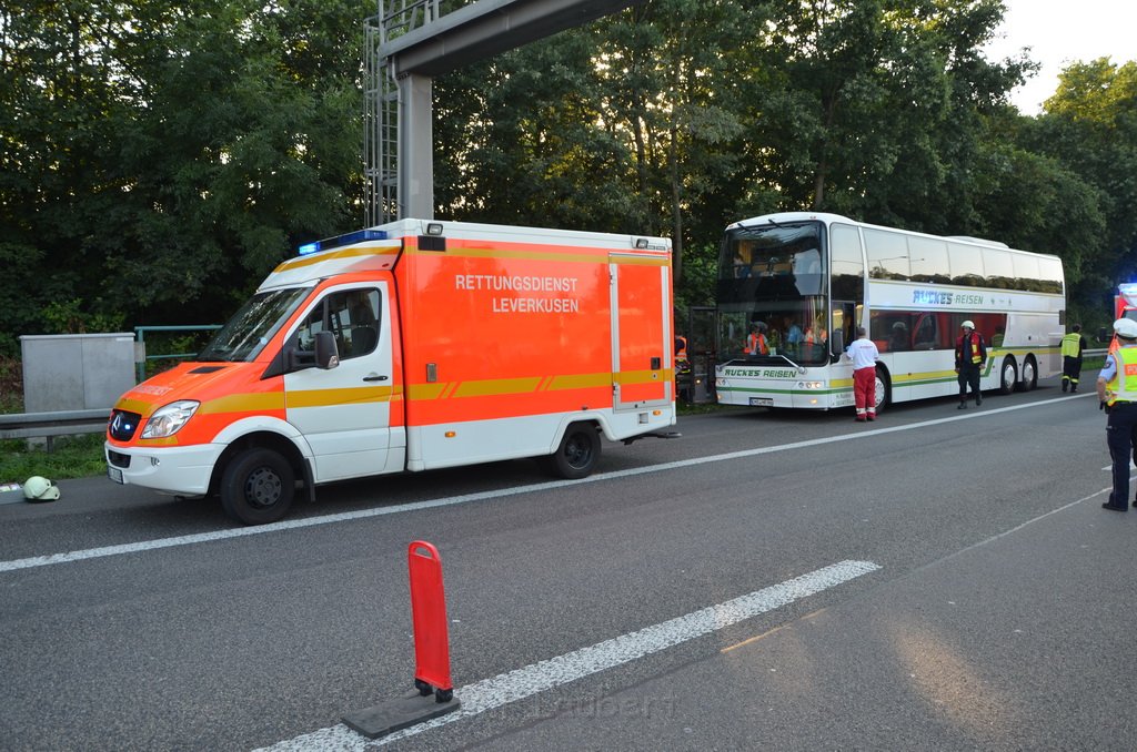 Einsatz BF Koeln Klimaanlage Reisebus defekt A 3 Rich Koeln hoehe Leverkusen P027.JPG